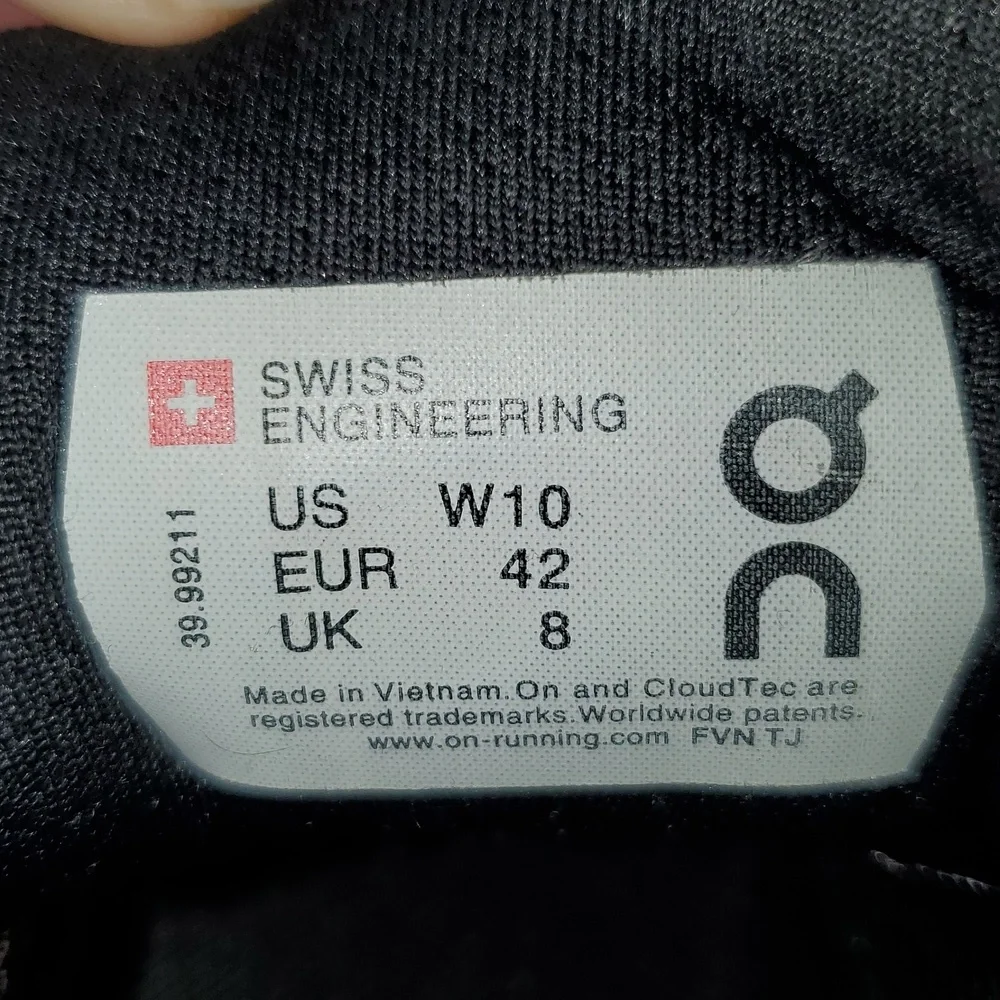 On Running Cloudstratus Size W10